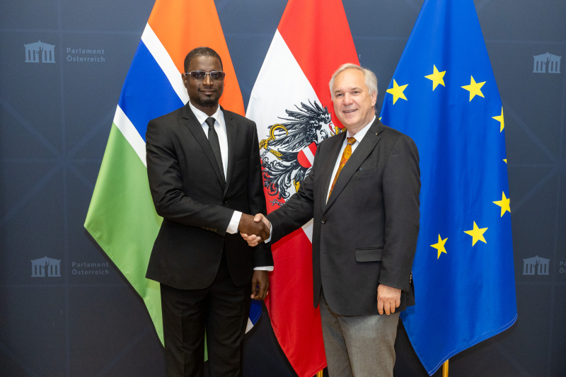 Fahnenfoto. Von rechts: Nationalratspräsident Walter Rosenkranz (FPÖ), stellvertretender Vorsitzender der Nationalversammlung der Republik Gambia Seedy S.K. Njie