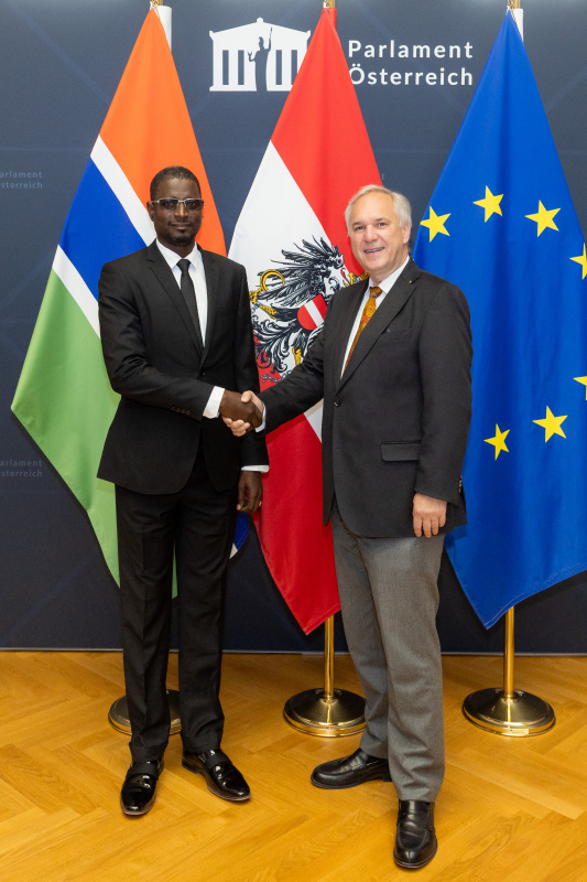 Fahnenfoto. Von rechts: Nationalratspräsident Walter Rosenkranz (FPÖ), stellvertretender Vorsitzender der Nationalversammlung der Republik Gambia Seedy S.K. Njie