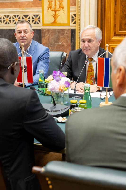 Aussprache. Nationalratspräsident Walter Rosenkranz (FPÖ) (rechts)