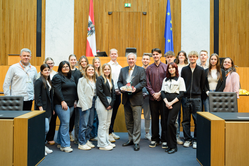 Gruppenfoto mit Berufsschule Altmünster. Nationalratspräsident Walter Rosenkranz (FPÖ) (Mitte)
