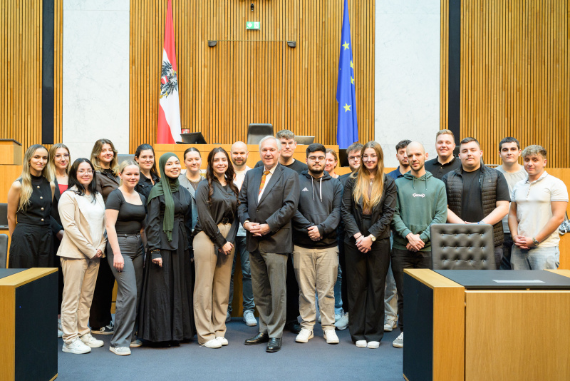 Gruppenfoto mit Landesberufsschule Dornbirn. Nationalratspräsident Walter Rosenkranz (FPÖ) (Mitte)