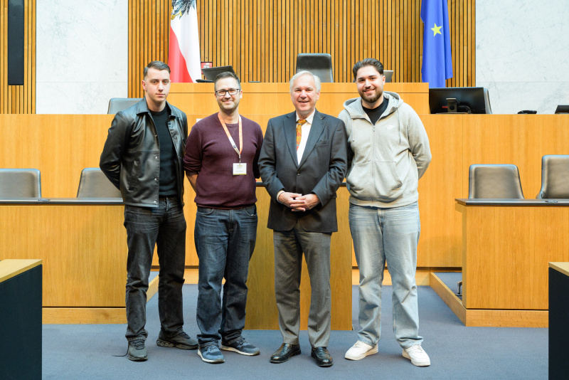 Gruppenfoto mit Kundenservice Wiener Wohnen. Nationalratspräsident Walter Rosenkranz (FPÖ) (3. von lisnk)