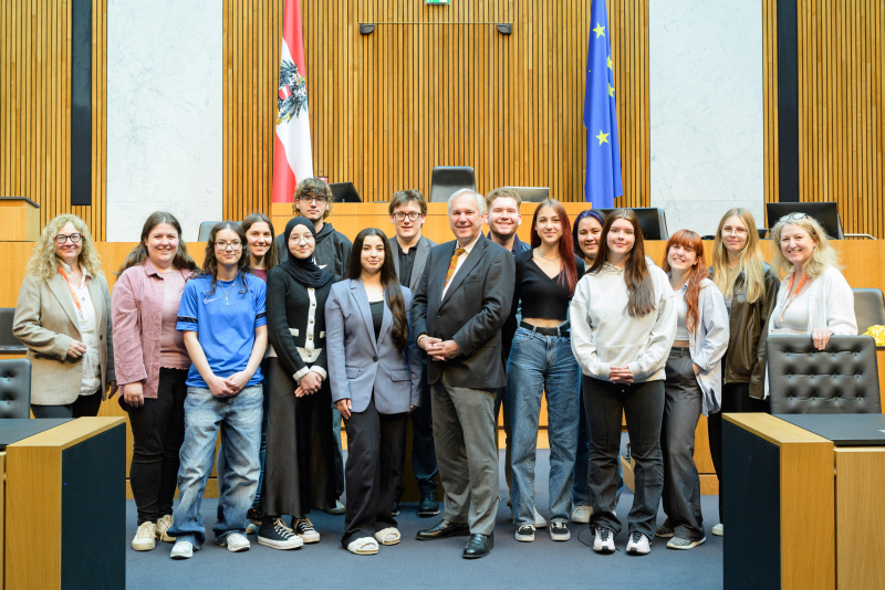 Gruppenfoto mit Berufsschule Krems. Nationalratspräsident Walter Rosenkranz (FPÖ) (Mitte)