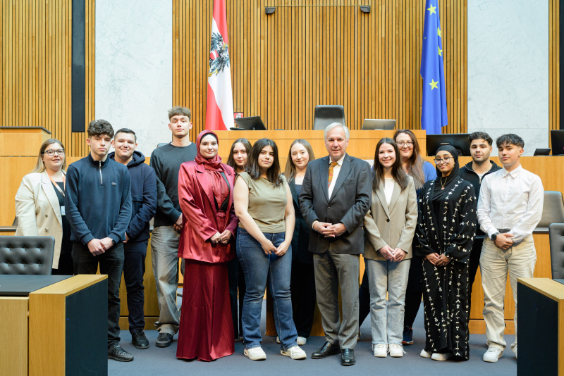 Gruppenfoto mit Wohnbetreuung Wiener Wohnen. Nationalratspräsident Walter Rosenkranz (FPÖ) (Mitte)