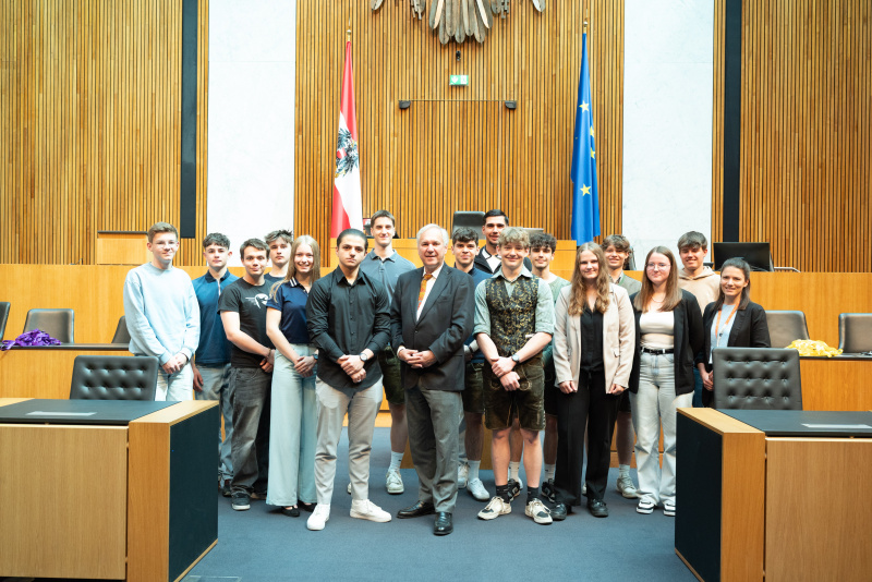 Gruppenfoto mit Berufsschule Kremsmünster. Nationalratspräsident Walter Rosenkranz (FPÖ) (Mitte)