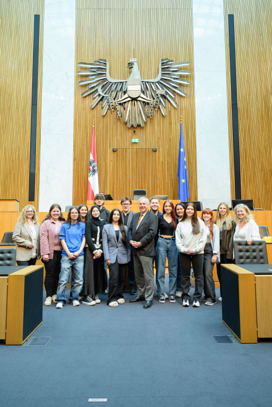 Gruppenfoto mit Berufsschule Krems. Nationalratspräsident Walter Rosenkranz (FPÖ) (Mitte)