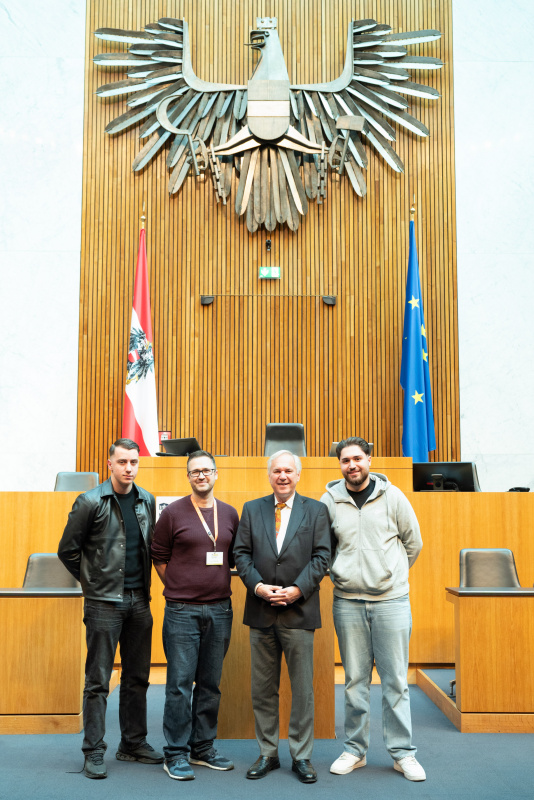 Gruppenfoto: 2. von Rechts Nationalratspräsident Walter Rosenkranz (FPÖ), Wiener Wohnen Kundenservice
