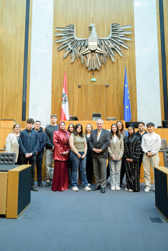 Gruppenfoto mit Wohnbetreuung Wiener Wohnen. Nationalratspräsident Walter Rosenkranz (FPÖ) (Mitte)