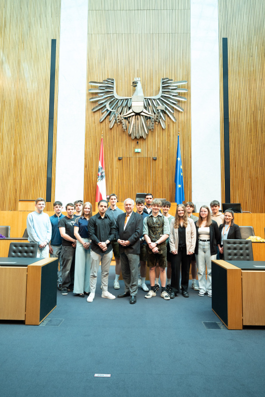 Gruppenfoto mit Berufsschule Kremsmünster. Nationalratspräsident Walter Rosenkranz (FPÖ) (Mitte)