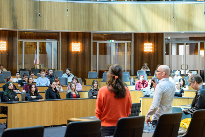 Vorstellung der verschiedenen Klubs. Blickrichtung Veranstaltungsteilnehmer:innen