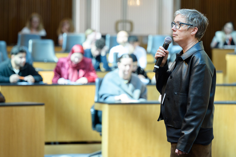 Klubfindung. Moderatorin