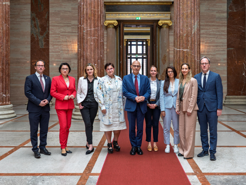 Gruppenfoto. Von links: Die Nationalratsabgeordneten Andreas Minnich (ÖVP), Gudrun Kugler (ÖVP), Dagmar Belakowitsch (FPÖ), Petra Bayr (SPÖ), UN-Hochkommissar Voker Türk, die Nationalratsabgeordneten Katayun Pracher-Hilander (FPÖ), Muna Duzdar (SPÖ), Agnes Sirkka Prammer (GRÜNE), Dominik Oberhofer (NEOS)