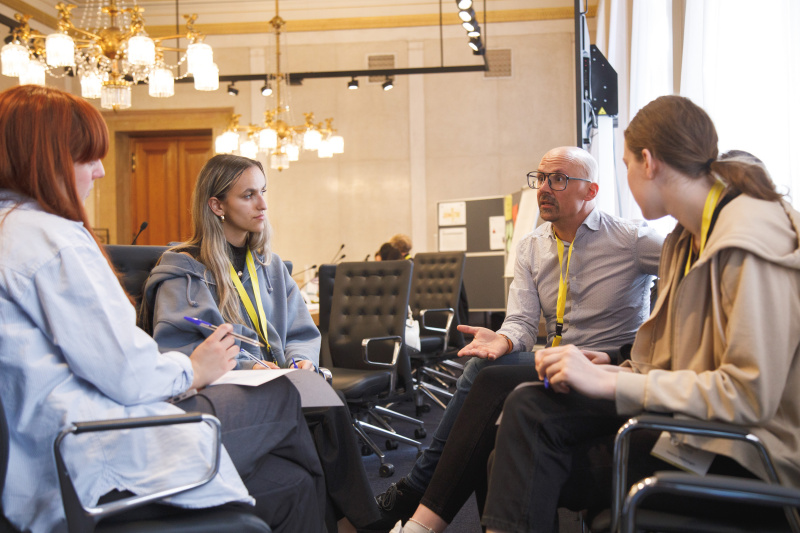 Klubsitzung. Lehrlinge im Gespräch