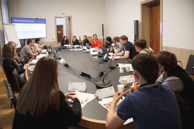 Klubsitzung. Lehrlinge im Gespräch