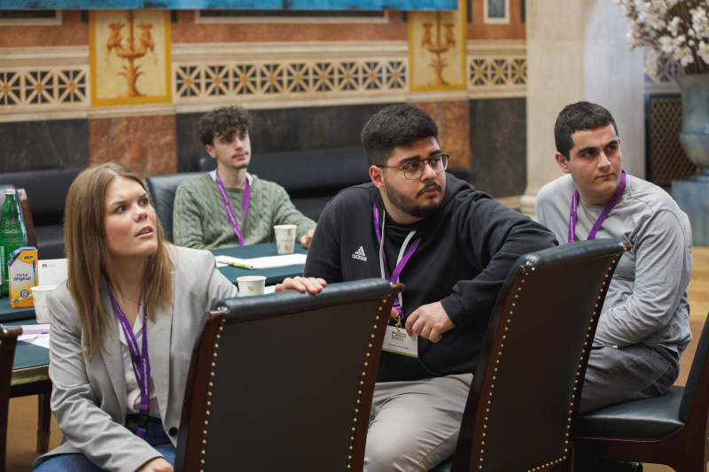 Klubsitzung. Lehrlinge im Gespräch