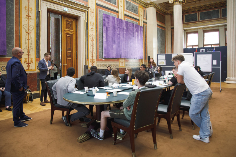 Klubsitzung. Lehrlinge im Gespräch