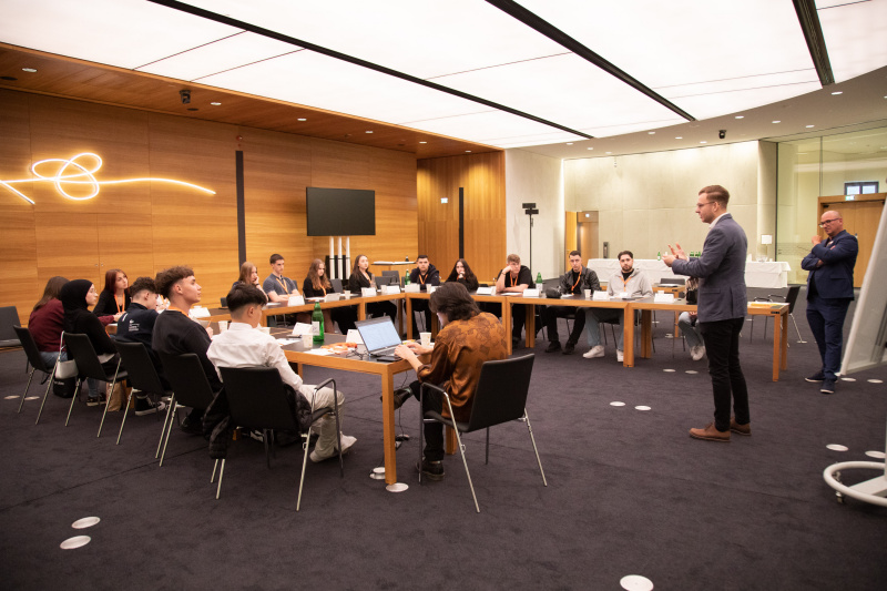 Klubsitzung. Veranstaltungsteilnehmer:innen. Rechts: Mario Springer (Arbeiterkammer NÖ)