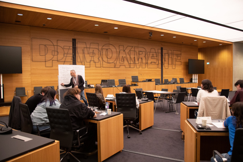 Klubsitzung. Lehrlinge im Gespräch