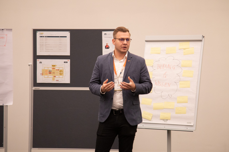 Klubsitzung. Mario Springer (Arbeiterkammer NÖ) im Gespräch