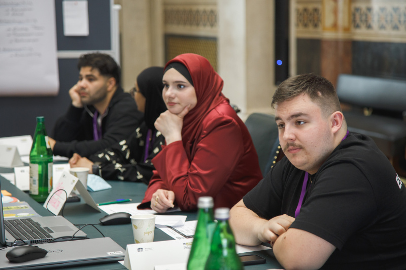 Klubsitzung. Lehrlinge im Gespräch