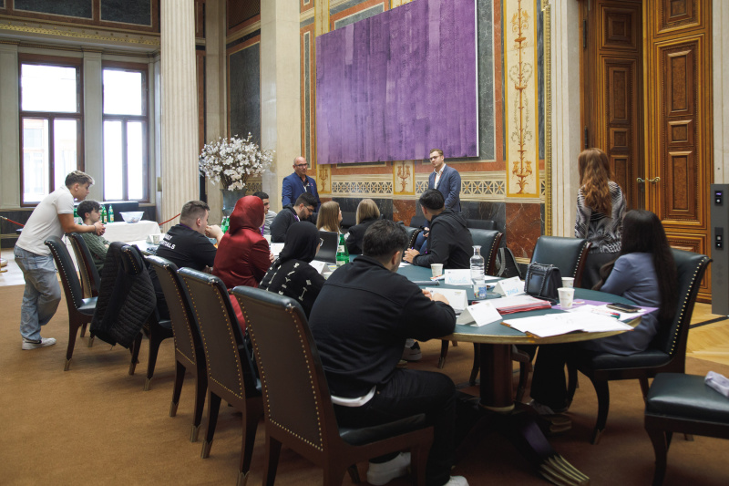 Klubsitzung. Lehrlinge im Gespräch