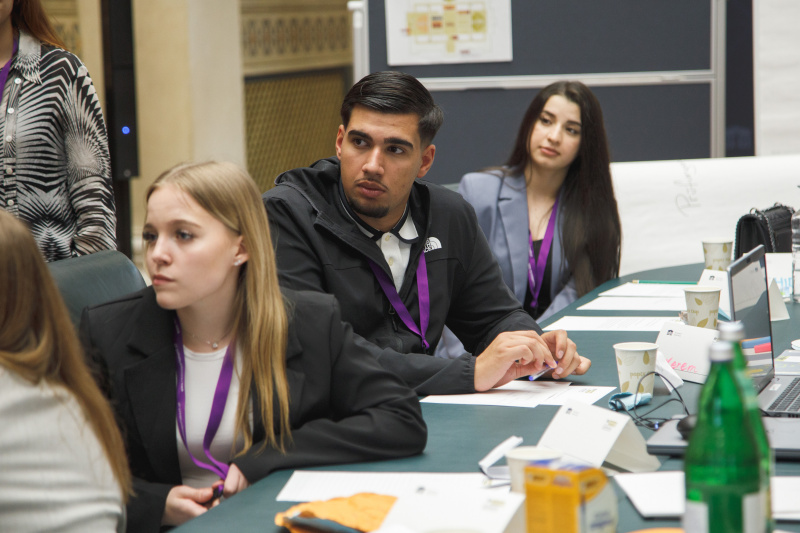 Klubsitzung. Lehrlinge im Gespräch