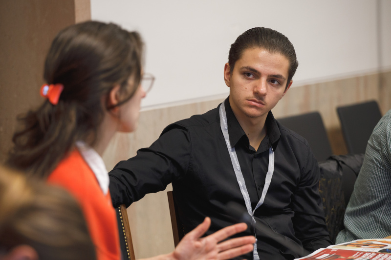 Klubsitzung. Lehrlinge im Gespräch