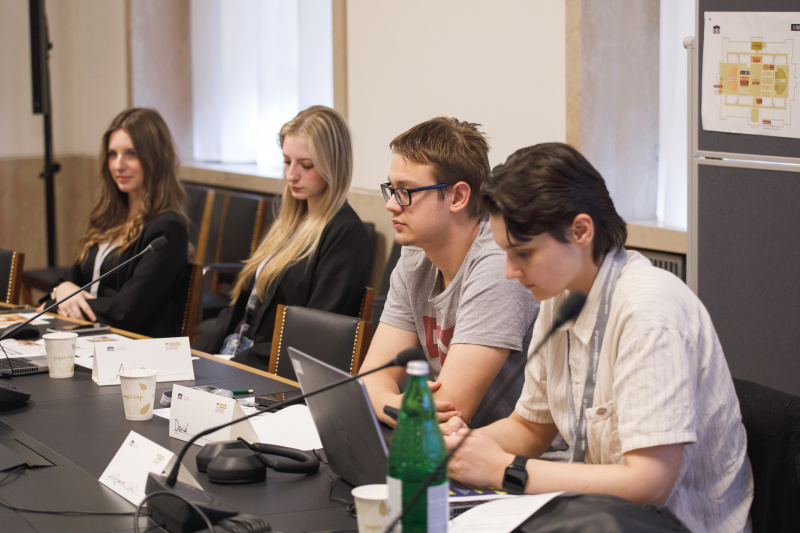 Klubsitzung. Lehrlinge im Gespräch