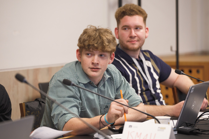 Klubsitzung. Lehrlinge im Gespräch