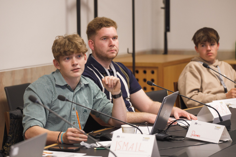 Klubsitzung. Lehrlinge im Gespräch