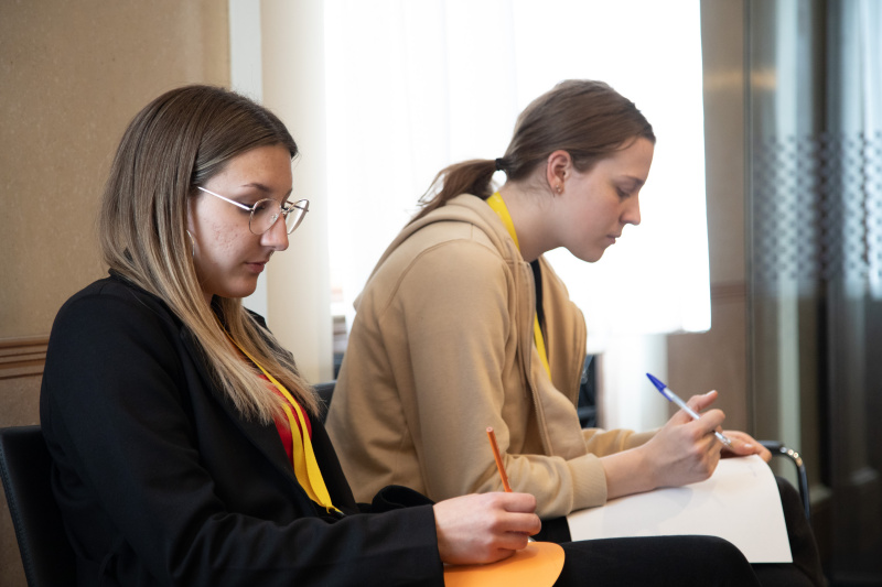 Klubsitzung. Lehrlinge im Gespräch