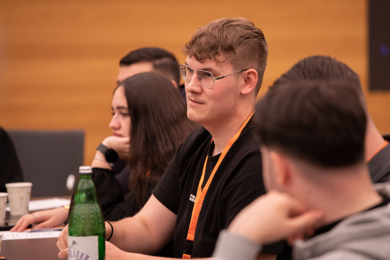 Klubsitzung. Lehrlinge im Gespräch