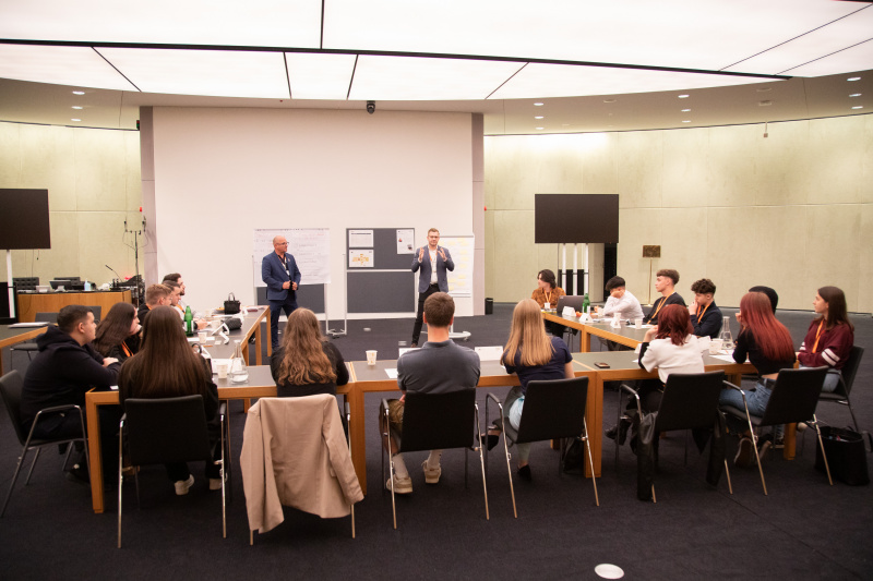 Klubsitzung. Lehrlinge im Gespräch