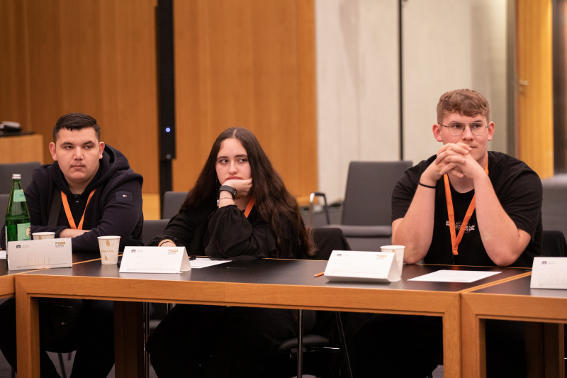 Klubsitzung. Lehrlinge im Gespräch