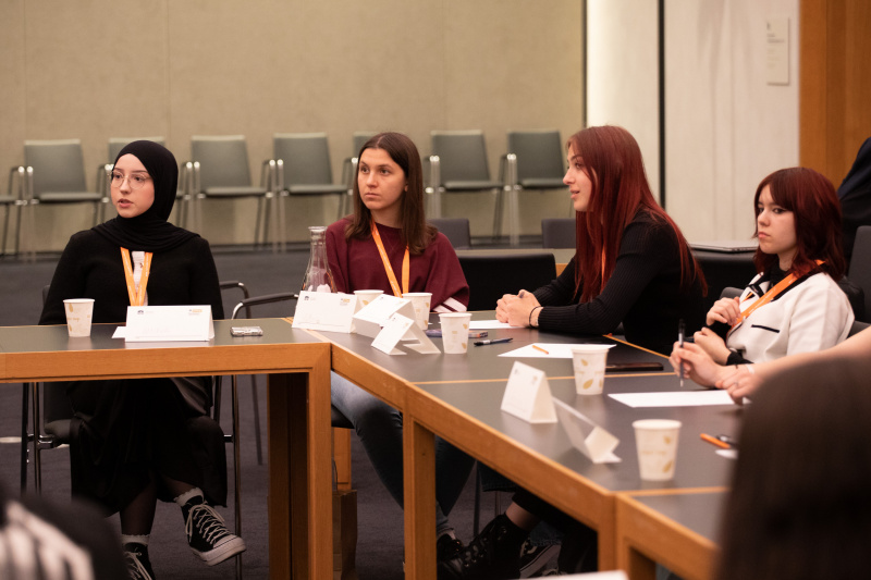 Klubsitzung. Lehrlinge im Gespräch