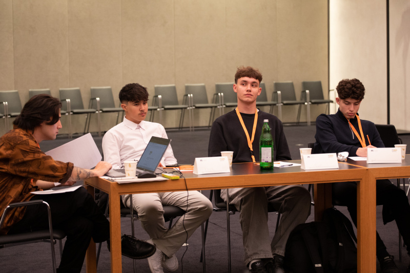 Klubsitzung. Lehrlinge im Gespräch