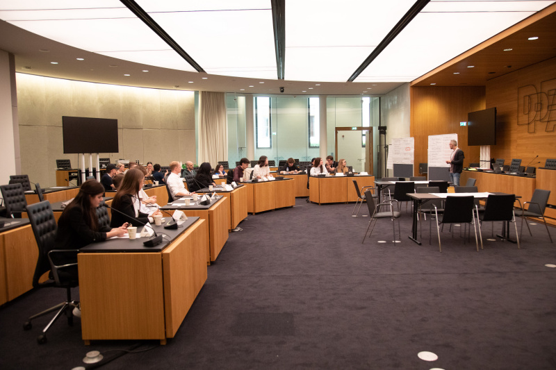 Klubsitzung. Lehrlinge im Gespräch