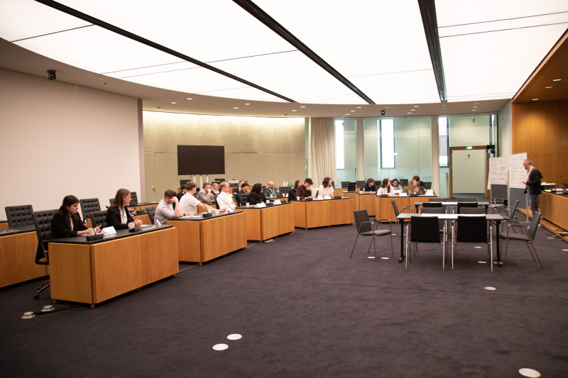 Klubsitzung. Lehrlinge im Gespräch