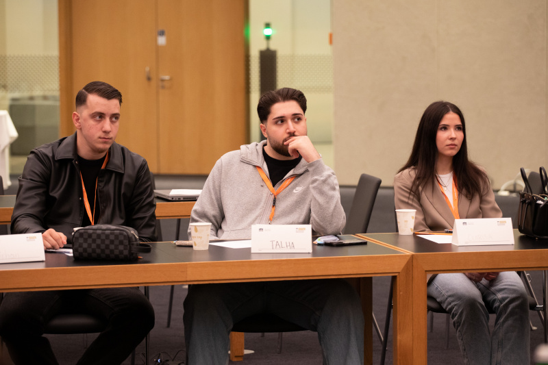 Klubsitzung. Lehrlinge im Gespräch