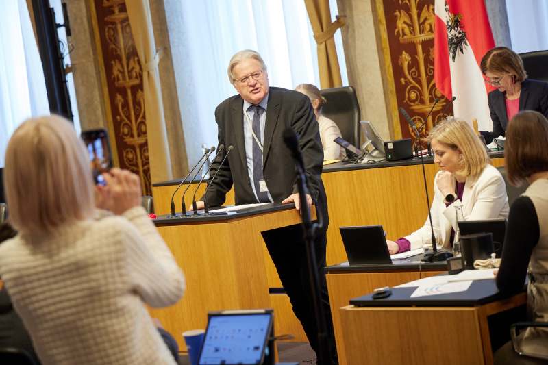 Am Redner:innenpult: Bundesrat Stefan Schennach (SPÖ)