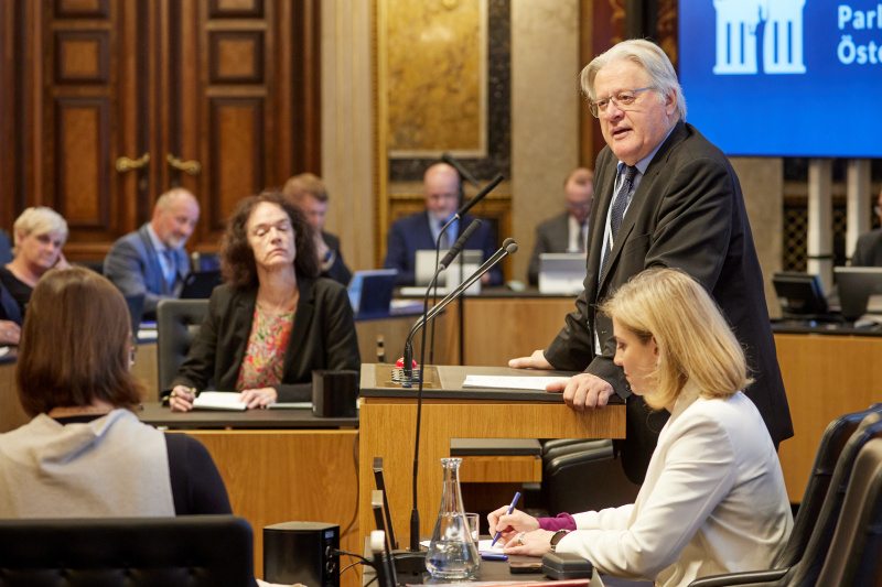 Am Redner:innenpult: Bundesrat Stefan Schennach (SPÖ)