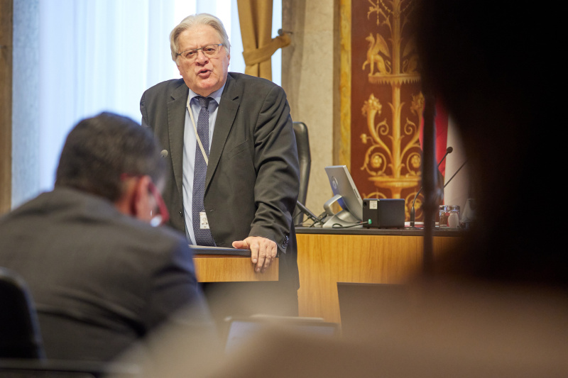 Am Redner:innenpult: Bundesrat Stefan Schennach (SPÖ)