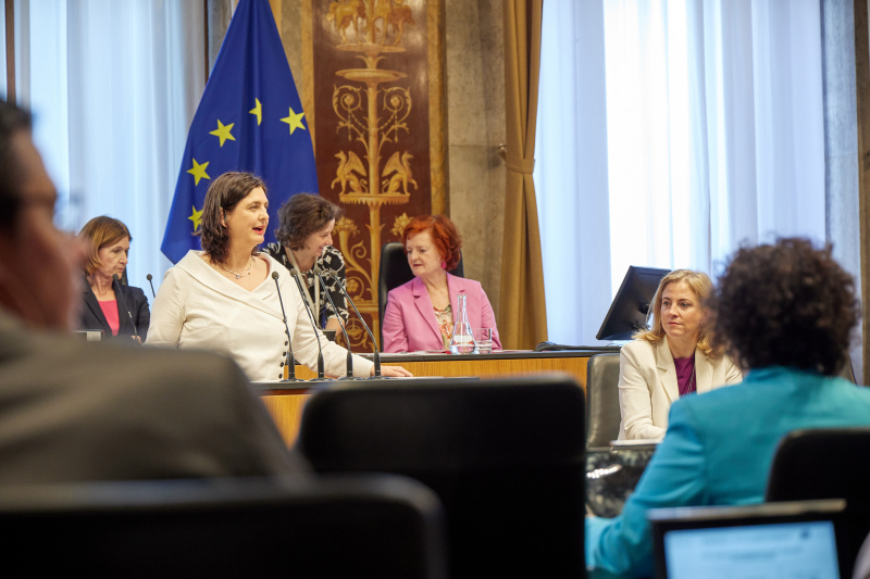 Am Redner:innenpult: Bundesrätin Manuela-Anna Sumah-Vospernik (NEOS)