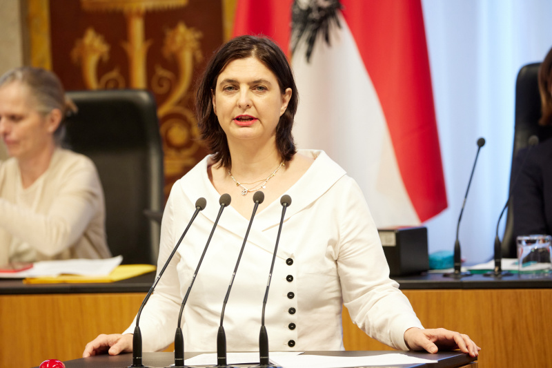 Am Redner:innenpult: Bundesrätin Manuela-Anna Sumah-Vospernik (NEOS)