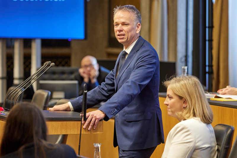 Am Redner:innenpult: Vorsitzender der Bundesratsfraktion Harald Himmer (ÖVP)