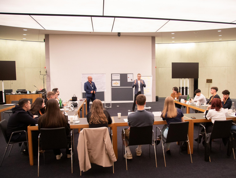 Klubsitzung. Lehrlinge im Gespräch