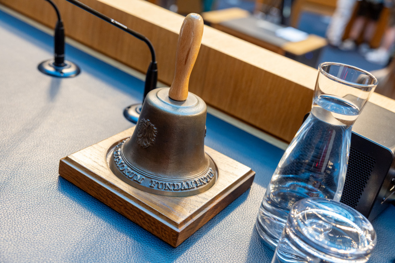 Glocke am Präsidium  mit Wasserkrug