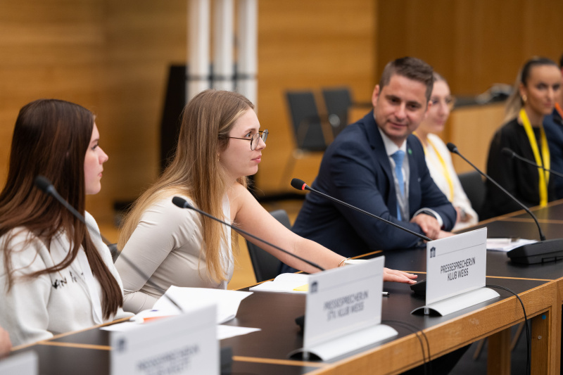 Pressekonferenz mit Veranstaltungteilnehmer:innen