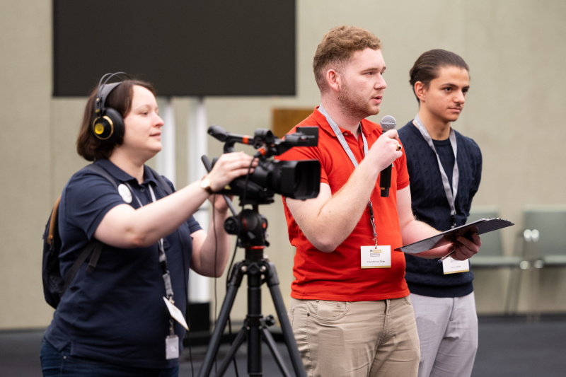 Pressekonferenz mit Veranstaltungteilnehmer:innen