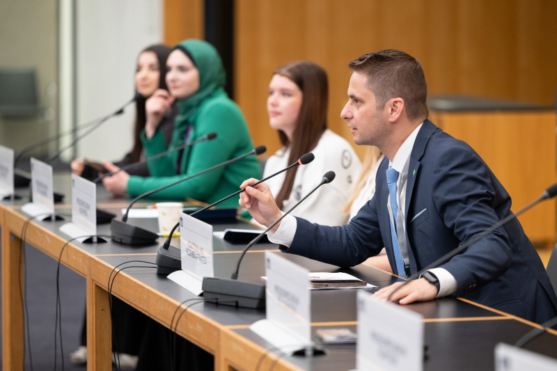 Pressekonferenz mit Veranstaltungteilnehmer:innen